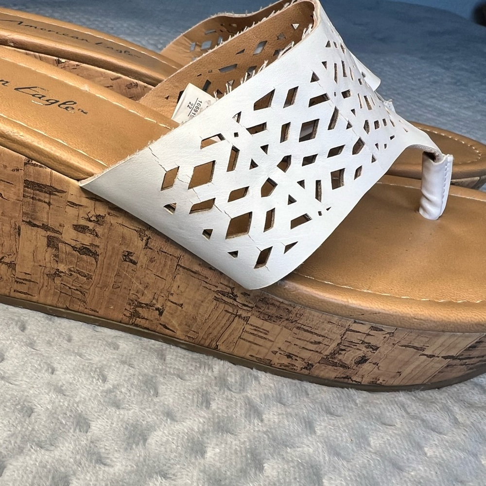 American Eagle Womens White Wedge Sandals Shoes Flip Flops Size 9.5 - Picture 9 of 12